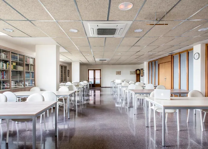 Residencia Universitaria Resa Hernan Cortes 公寓 *